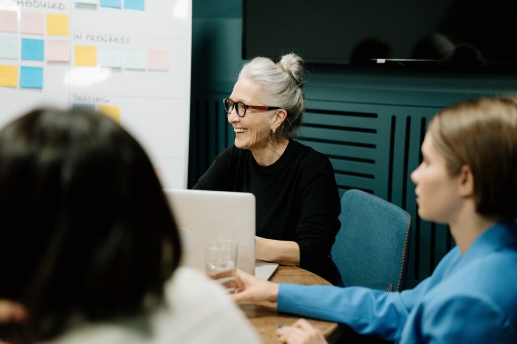 Grundlagen legen für die Motivation für Nachhaltigkeit im Unternehmen und somit die Führungskräfte und Angestellte begeistern. Dazu gibt´s verschiedene, kreative und interaktive Maßnahmen. Im Bild: Begeisterung in einer Teamsitzung.